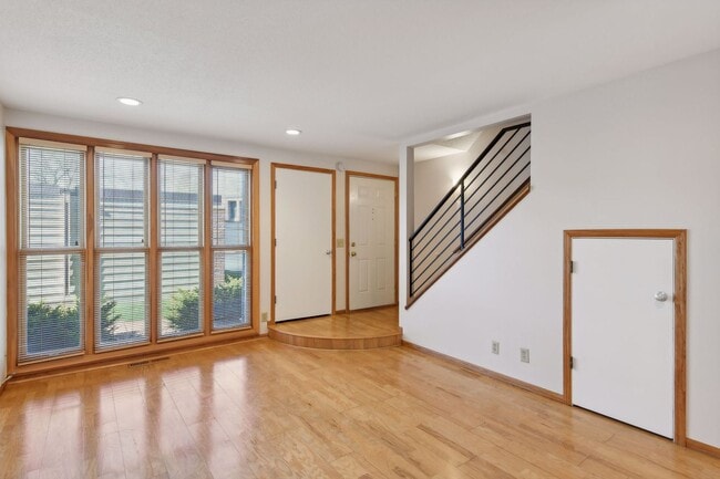 Building Photo - Edina Townhome w/ Pool!