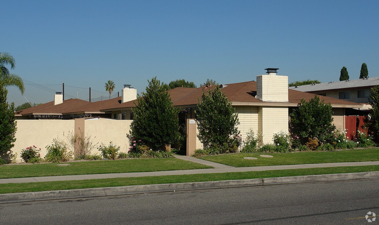 Primary Photo - 9881 Central Ave