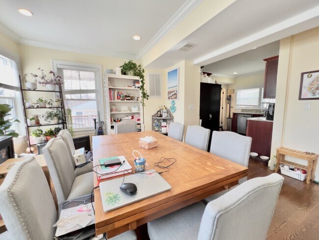 Building Photo - 84 Maple St