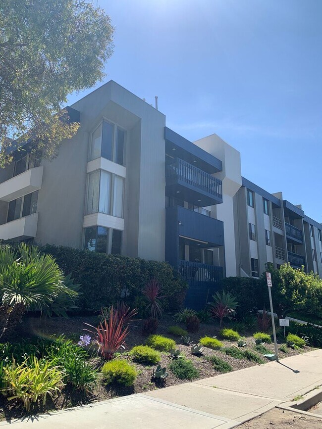 Foto del edificio - AT THE BEACH! 3 Bedroom + 2 Bathroom Condo...