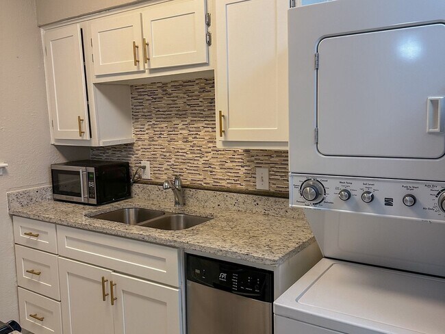 Building Photo - 2 Bedroom Condo in Austin