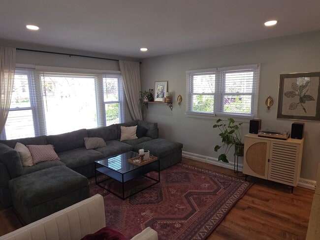 Foto del edificio - Updated Tosa 2 bedroom townhouse