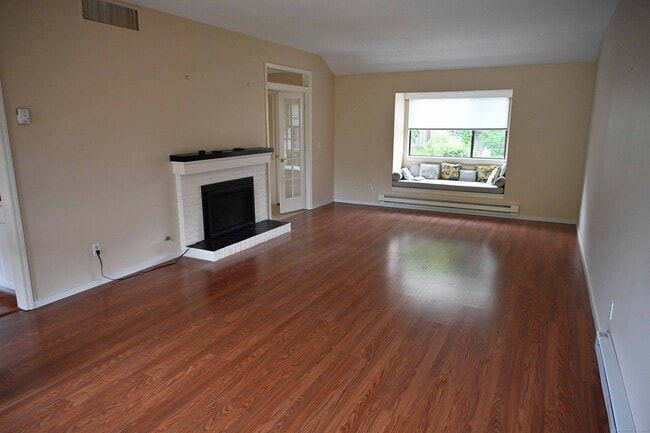Building Photo - 540 Heritage Vlg