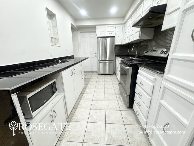 Photo du bâtiment - Spacious 3-Bedroom Condo Townhouse with Garage, Backyard & Internet Included – Brampton