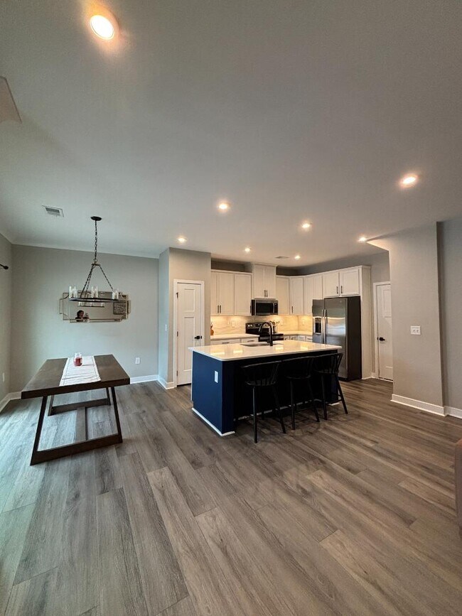 Building Photo - 300 Golan Cir