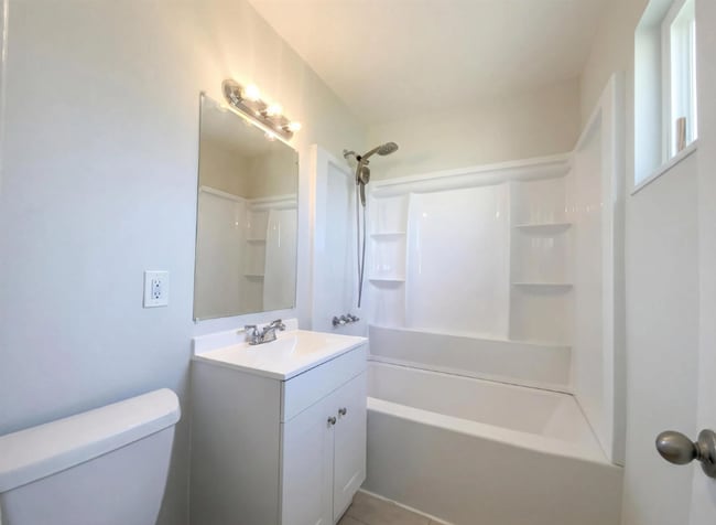 Building Photo - 896 Salina St