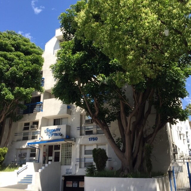 Foto principal - 1750 N Sycamore Ave