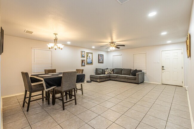 Building Photo - 5220 Feria Dr