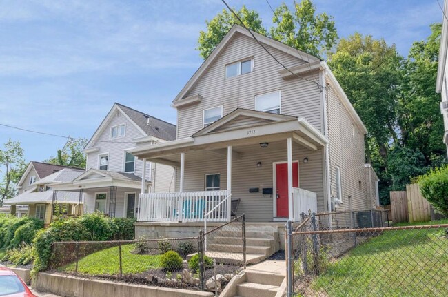 Building Photo - E. WALNUT HILLS - Cute 2 bed in upper of 2...