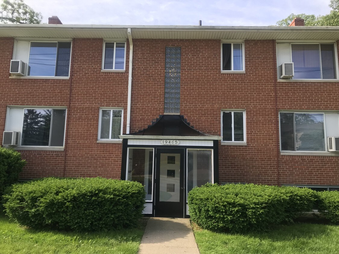 Foto principal - 19465 Lorain Rd