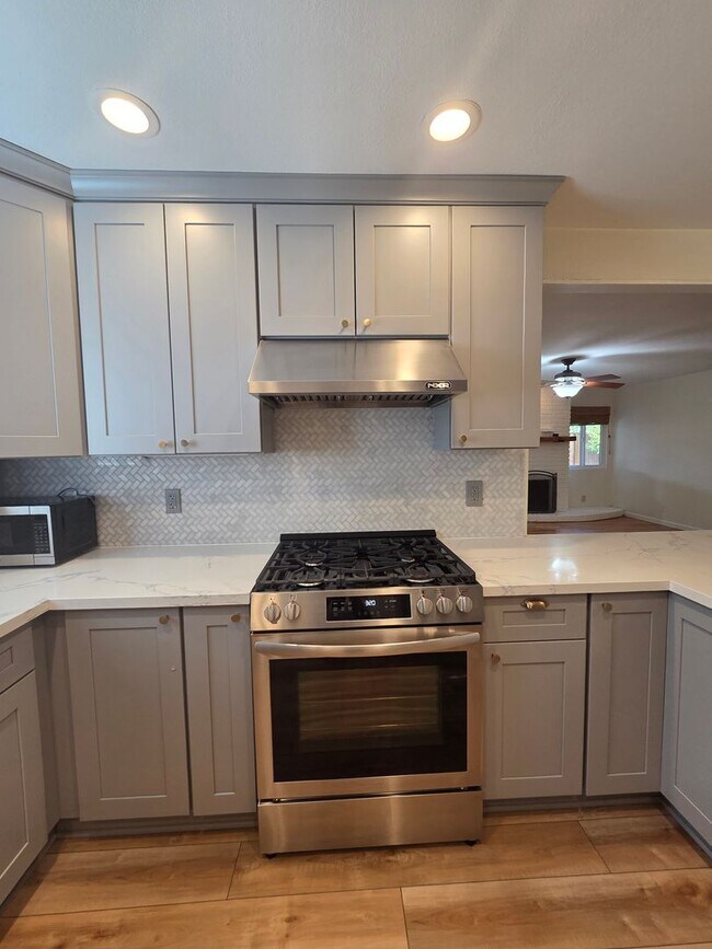 Building Photo - 3 bedroom 2 bath East Petaluma