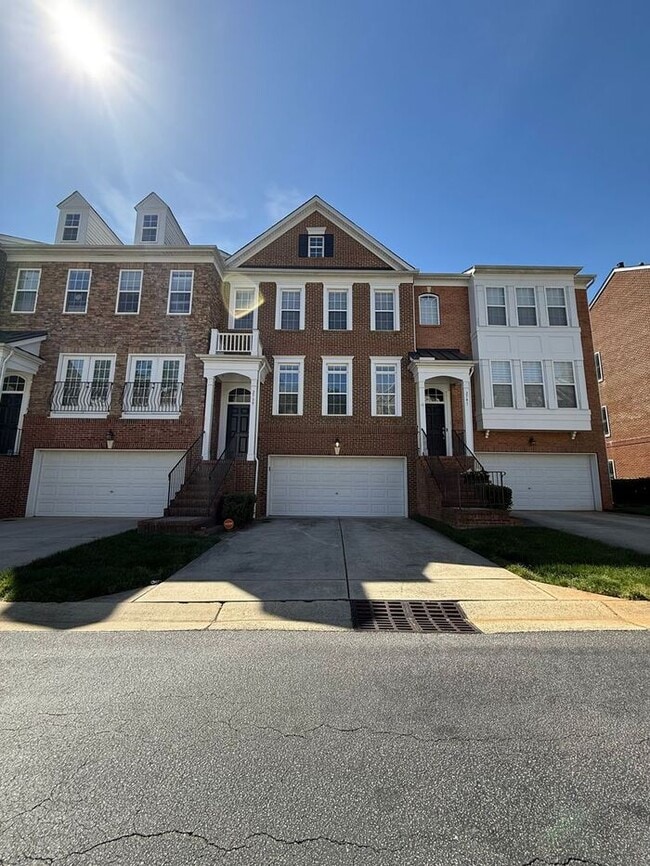 Building Photo - Prime Raleigh Location Near Crabtree & Downtown – Stunning 3BR Townhome