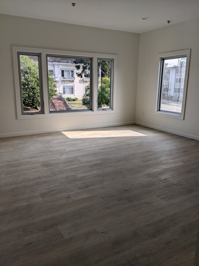 Bedroom w/view - 1409 N Hobart Blvd