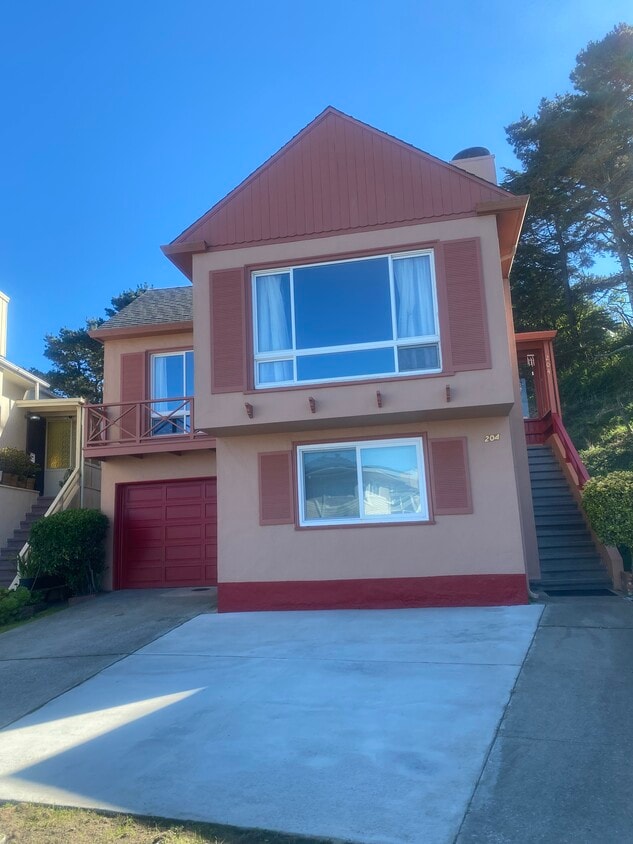 Primary Photo - 204 Palisades Dr