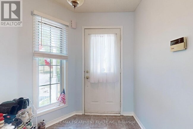 Building Photo - 5134 Des Jardines Dr