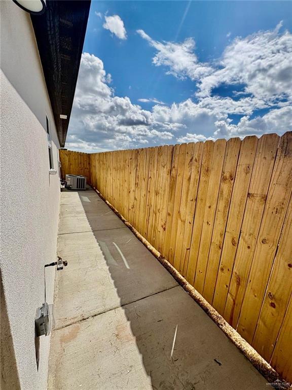 Foto del edificio - 12 Indian Creek Ave