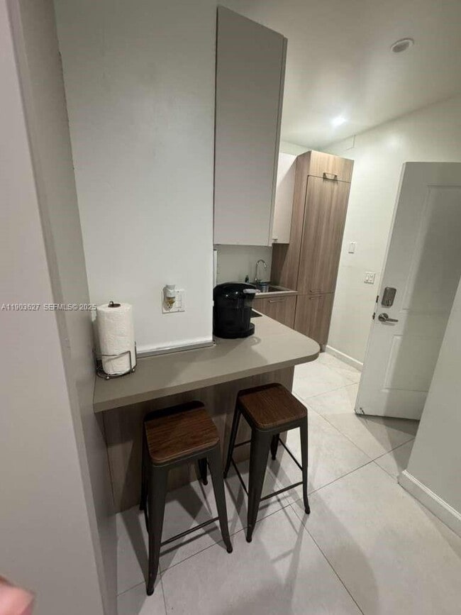 Foto del edificio - 245 NE 33rd St