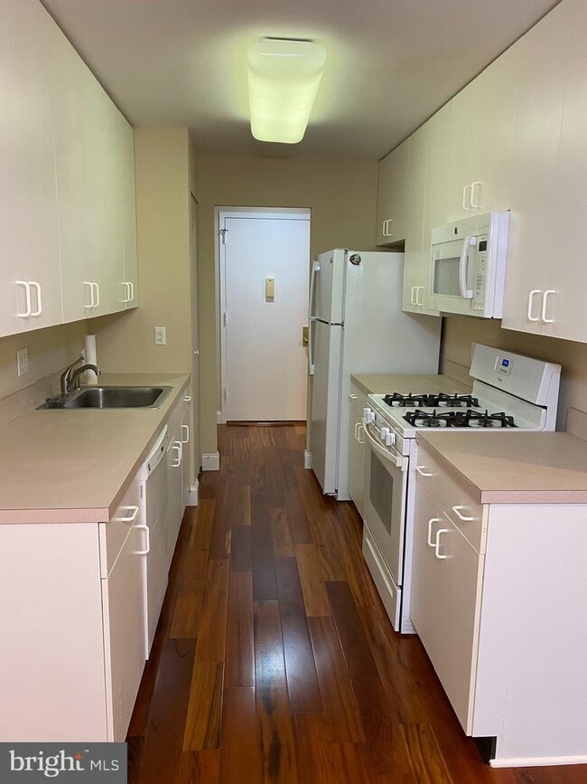 Foto del edificio - 1637 Oakwood Dr