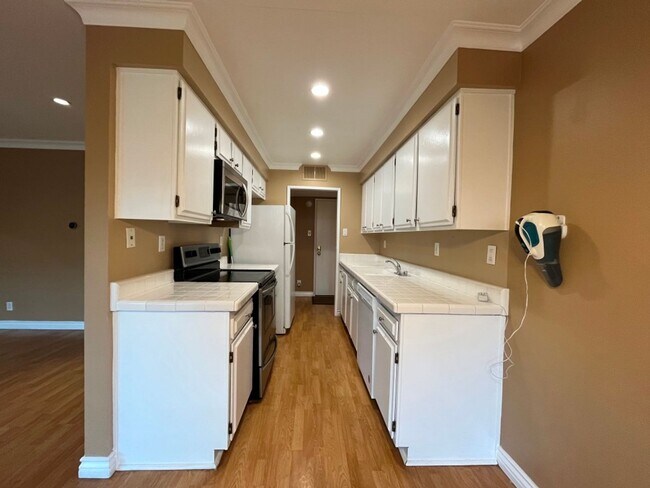 Foto del edificio - MOVE-IN READY 3+3 w/all appliances, parkin...
