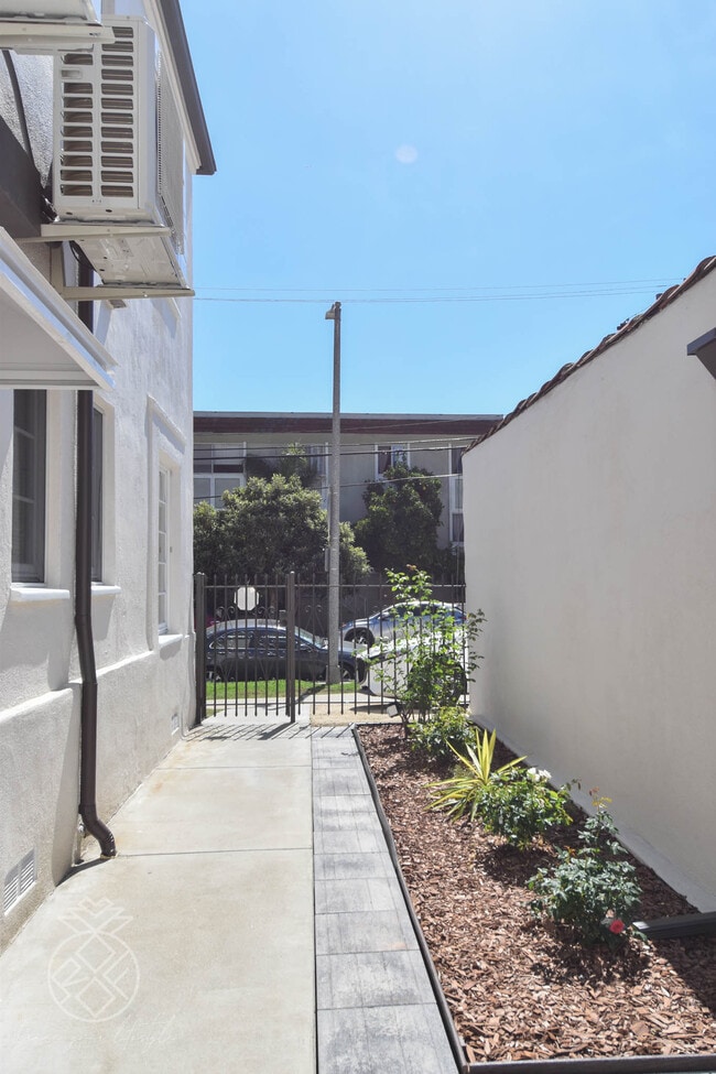 Foto del edificio - 1069 S Holt Ave