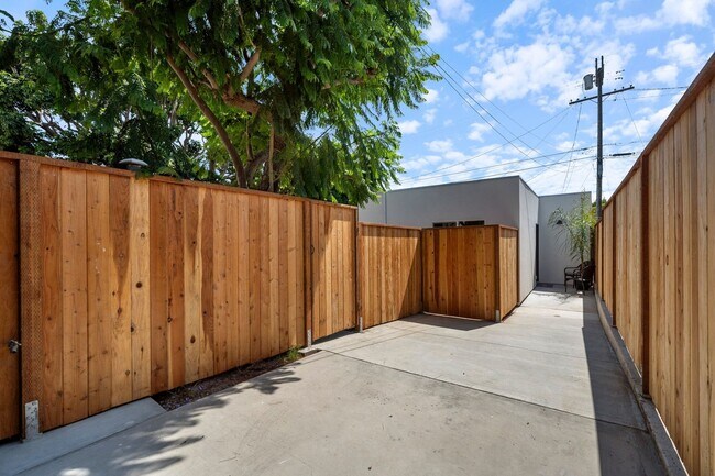 Building Photo - Quiet Guest house with private patio in Wi...