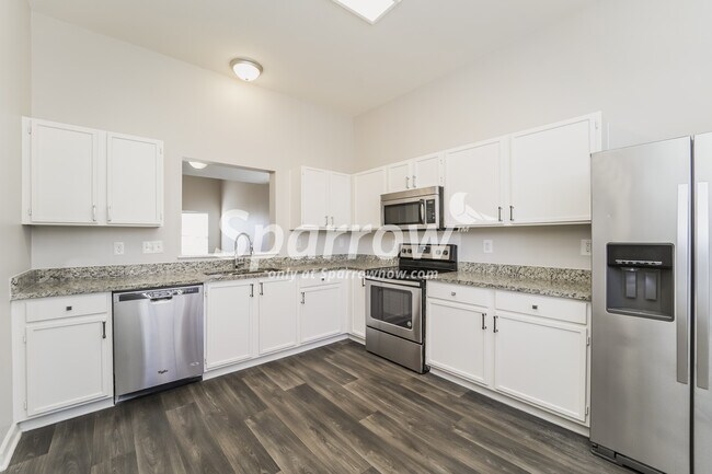 Foto del edificio - 905 Lakehill Road