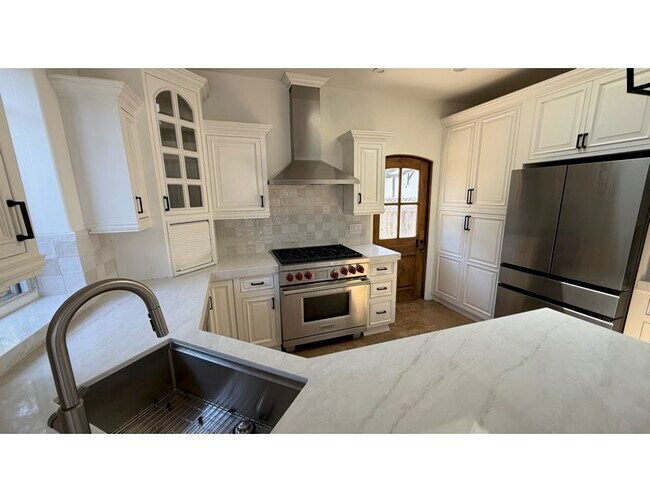 Building Photo - 725 Laine St