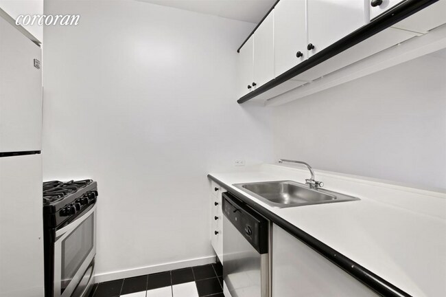 Foto del edificio - 150-156 W 56th St