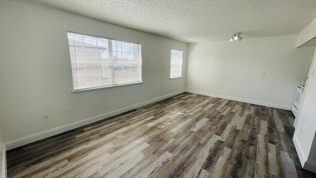 Foto del edificio - 5317 Curry Ford Rd