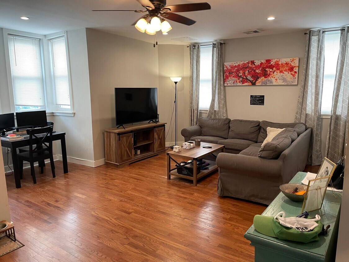 Living room area with extra window area - 1626 S 19th St