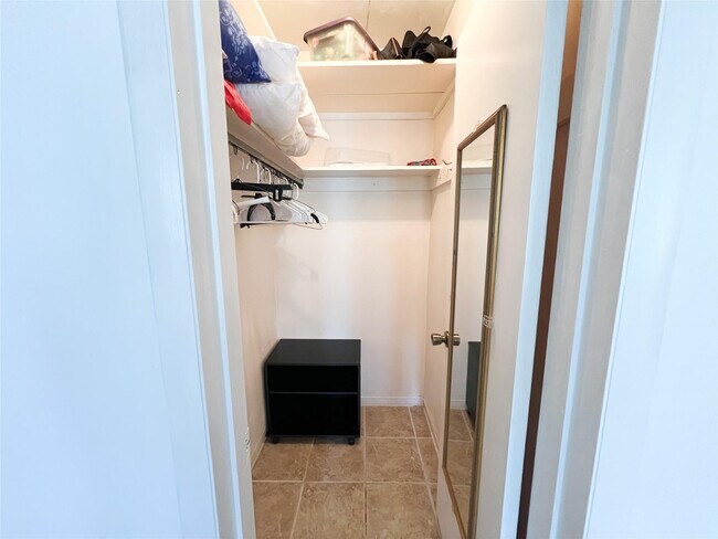 Building Photo - 1333 E Hallandale Beach Blvd