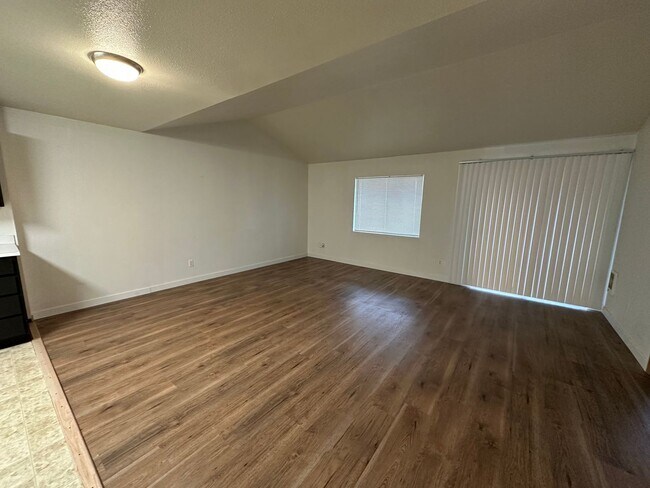 Building Photo - Single Level 3 Bedroom 2 Bath - 1 Car Garage - Lebanon