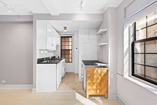 Building Photo - 102 E 22nd St