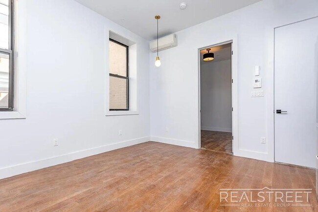 Foto del edificio - Spacious 3-Bedroom Apartment with Modern Finishes in Prime Bushwick