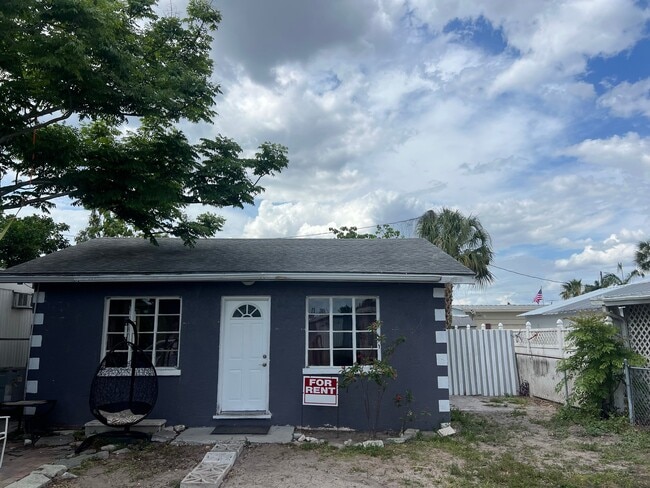 Building Photo - 1806 36th Ave W