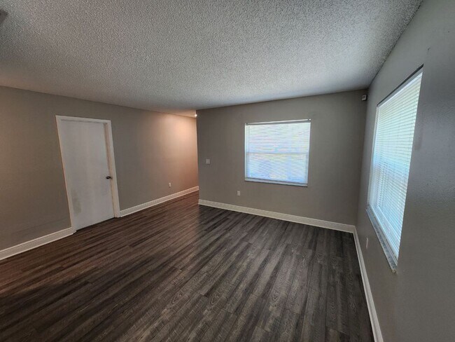 Foto del edificio - Housing Voucher Accepted -Upgraded 3 Bedroom 2 Bath - Minutes from Super Target and Publix