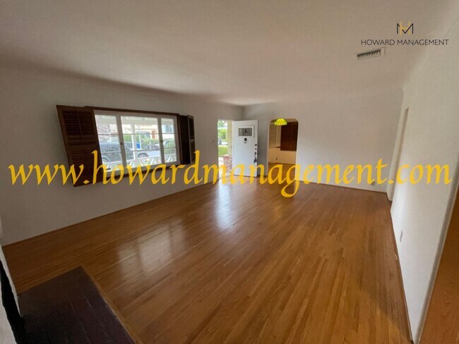 Foto del edificio - Beautiful home with large Den, hardwood floors, grassy backyard and dettached 2 car garage.