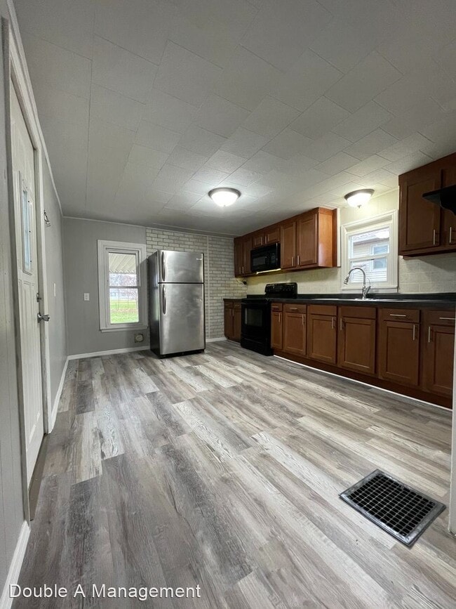 Building Photo - 2 br, 2 bath House - 123 Ash St.