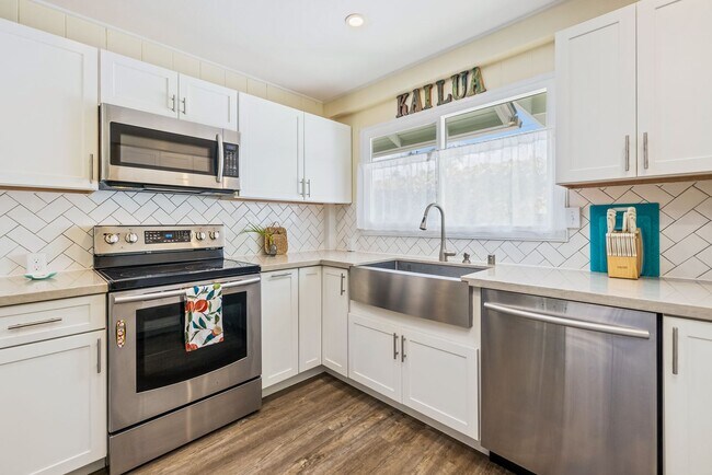 Building Photo - Fully Furnished 4 bedroom, 2 bath, One Blo...