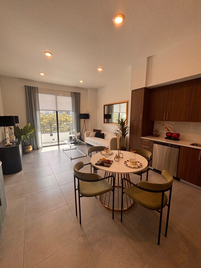 Building Photo - 1904 Monroe St