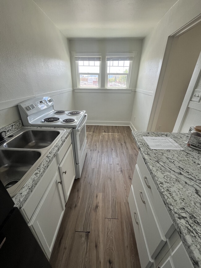 Unit 7 Kitchen - The Fremont