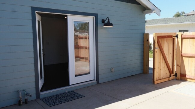 Building Photo - Private 1BR w/ Parking & Patio – Prime Location.