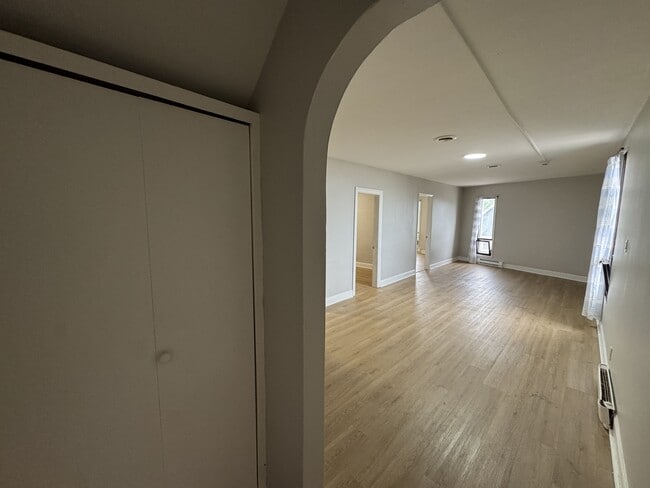 Building Photo - 400 Lutz St