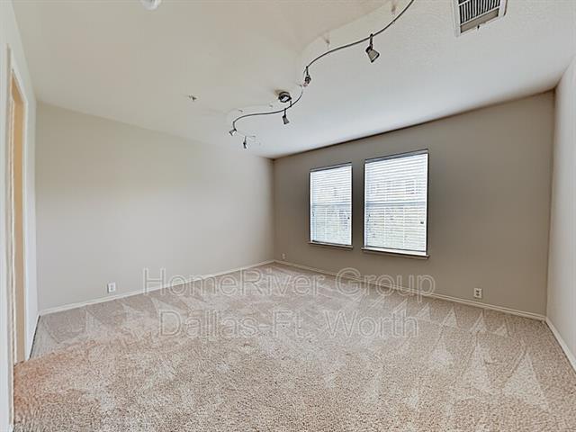 Building Photo - 2216 Stoneleigh Pl