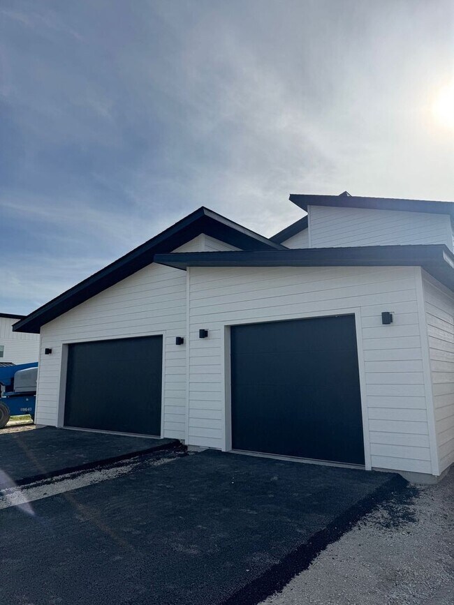 Foto del edificio - New 3 bed 3 bath w/garage for Rent - Kalispell Townhouse