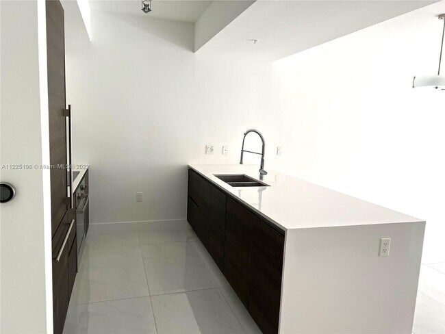 Foto del edificio - 301 Altara Ave
