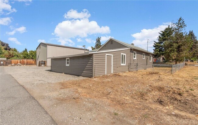 Foto del edificio - Newly updated 3 bed/1 bath with fenced yar...