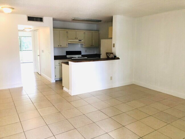 Building Photo - 1409 Meadows Cir W