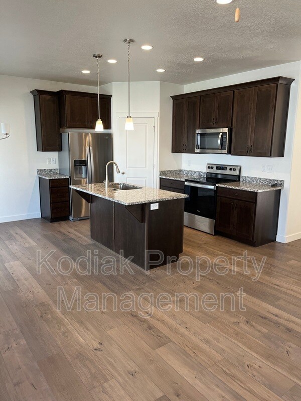 Building Photo - 754 N Hilltop Dr