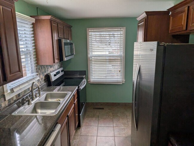 Foto del edificio - FURNISHED HOME IN POPLAR JOHNSON CITY